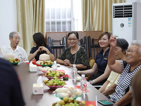 中庭裝飾集團(tuán)丨“情暖中秋，將愛(ài)傳承”——走進(jìn)金浦社區(qū)慰問(wèn)高齡老人